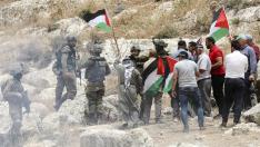 Manifestantes palestinos discuten con soldados israelíes durante los enfrentamientos que siguieron a una manifestación contra la expansión de los asentamientos israelíes en el área de la aldea de Beit Dajan, cerca de Cisjordania.