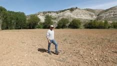 Un agricultor de Villalba Baja muestra su campo sin sembrar por falta de lluvias.
