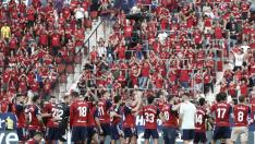 Los jugadores del Osasuna celebran el triunfo ante su afición