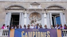 Salma Paralluelo sosteniendo la copa en el balcón de la plaza de San Jaume
