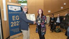 La doctora en Ingeniería Informática Ana Serrano, recibiendo el Eurographics Young Researcher Award.