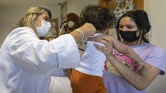 La pediatra Teresa Cenarro ausculta a un paciente en el centro de salud de Sagasta de Zaragoza