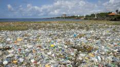 Miles de envases plásticos flotan en la playa Montesinos (República Dominicana).