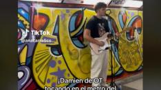 Damien, de 'OT', tocando en el metro de Madrid.