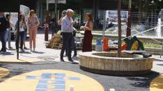 Instalación de nuevos juegos infantiles en Zaragoza.