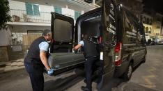Varios operarios de la funeraria sacan el cuerpo sin vida de Sibora Gagani del piso que compartió en Torremolinos (Málaga) con Marco R.