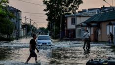 Un hombre camina por una calle inundada de Jersón.
