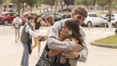 Dos jóvenes se abrazan de alegría tras terminar uno de los exámenes de la Evau este jueves en el campus de San Francisco de Zaragoza