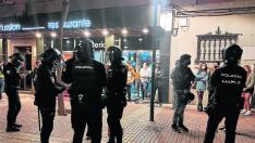 Una redada de la Policía Nacional contra las bandas latinas en la discoteca Garden de Zaragoza, donde los Trinitarios han tenido varios altercados.