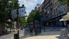 El Paseo Comercial de Torrero empieza a lucir su señalítica identificativa