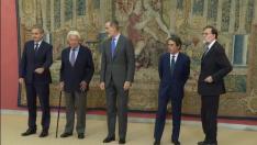 El rey preside la reunión del Instituto Elcano con los ex presidentes del Gobierno