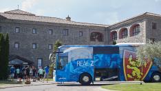Esta imagen del autobús del Real Zaragoza en el Hotel Monasterio de Boltaña con la plantilla del primer equipo no se repetirá en este verano de 2023 al haberse anulado la concentración de julio.