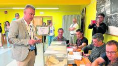 Carlos Serrano (PP), votando el día de las elecciones. Aspira a arrebatarle la alcaldía de Jaca al PSOE