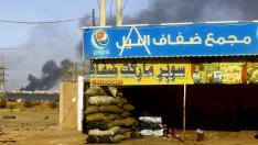 Columna de humo en la capital de Sudán, Jartum.
