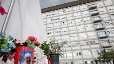 Flores junto al hospital donde se encuentra ingresado el papa Francisco