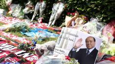 Flores en recuerdo de Silvio Berlusconi