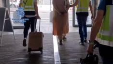 Momento en el que se produjo la detención en el aeropuerto de la capital aragonesa.