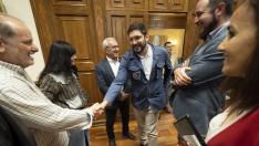 Alejandro Nolasco -a la derecha-, que continúa de concejal, saluda a los ediles del PSOE, que cesan