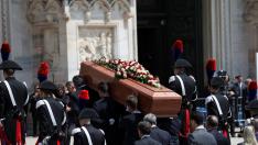 El féretro de Berlusconi entrando en la catedral de Milán