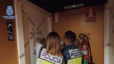 Agentes de la Policía Nacional precintan una de las habitaciones del prostíbulo.