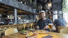 El entrenador del CD Teruel, Víctor Bravo, sentado a la mesa de la taberna Monumental.