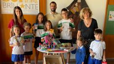 Los profesores de Teresiano del Pilar Bea Sierra y Carlos Villar, junto a otros miembros de la comunidad educativa, en la recogida de material para los huérfanos de Nepal.