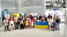 Una veintena de niños ucranianos disfrutan de un día en el parque de atracciones y el acuario junto a sus familias de acogida