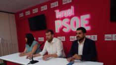 El portavoz del PSOE en el Ayuntamiento de Teruel, José Guillén, con los concejales Diego Piñeiro y Larisa Royo.