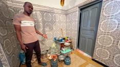 Mohamed Adam muestra su humilde cocina en la casa que alquilaba con otros cuatro sudaneses en el barrio popular de Labibat, en Rabat.