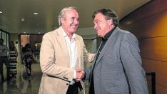 Jorge Azcón, líder del PP-Aragón, y Tomás Guitarte, de Teruel Existe, en las Cortes
