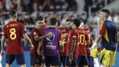Los jugadores españoles felicitándose por el triunfo tras el partido