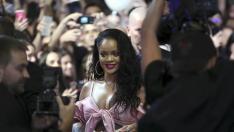 Rihanna, con pendientes de aro.