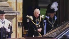 Carlos III recibe en Escocia su segunda coronación