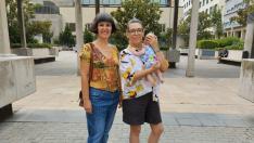 La doula Teresa Millán y Juliana Gutiérrez, alumna de hipnoparto junto a su bebé, este jueves en Zaragoza.