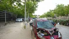 Los efectos de la gran tormenta en Zaragoza en el Tercer Cinturón: vehículos amontonados tras haber sido desplazados por el agua.