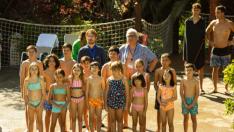 Santiago Segura y Leo Harlem, junto a los niños de 'Vacaciones de verano'