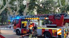 Vehículo de los bomberos en la zona de juegos infantiles del parque Miguel Servet de Huesca este viernes.