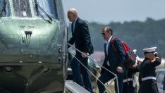 Hunter Biden sube al Marine One presidencial por detrás de su padre en la base Andrews, en Maryland.