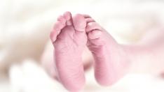 Los pies de un bebé.