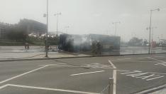 Bomberos sofocan un incendio de un autobús urbano en la estación Delicias de Zaragoza