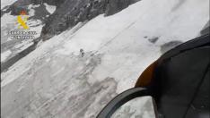 Rescate de tres montañeros enriscados en el collado Coronas