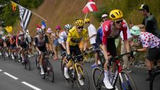 El danés Jonas Vingegaard, con el maillot amarillo de líder absoluto, sigue al compañero holandés Dylan van Baarle, y le sigue el esloveno Tadej Pogacar, con el maillot blanco de mejor ciclista joven, durante la decimoséptima etapa del Tour de Francia