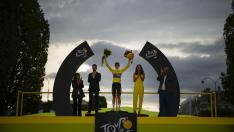 Podio del Tour de Francia: el ganador Jonas Vingegaard, escoltado por Tadej Pogacar y Adam Yates