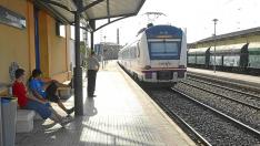 Un tren entre Lérida y Zaragoza en la estación de Monzón