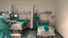 Varios trabajadores sanitarios, en el Hospital de Ejea, la semana pasada.