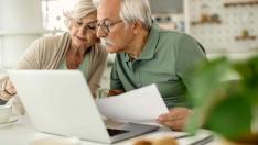 pareja-mayor-analizando-sus-ahorros-mientras-revisa-finanzas-hogar
