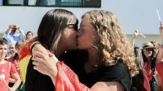Dos mujeres se besan en Santa Cruz de Bezana (Cantabria) durante una quedada para protestar por la retirada de la película infantil 'Lightyear', en la que se ve un beso entre dos mujeres.