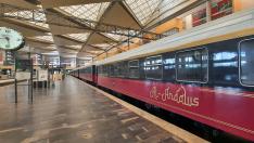 El Al Andalus, uno de los trenes turísticos de lujo de Renfe, en la estadio de Delicias