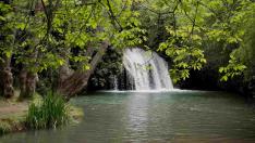 Imagen de la cascada de los Chorros y de la piscina natural junto a la localidad de Bijuesca