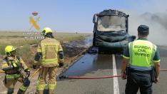 Se incendia un autobús que circulaba por la N-II a la altura de Fraga.
